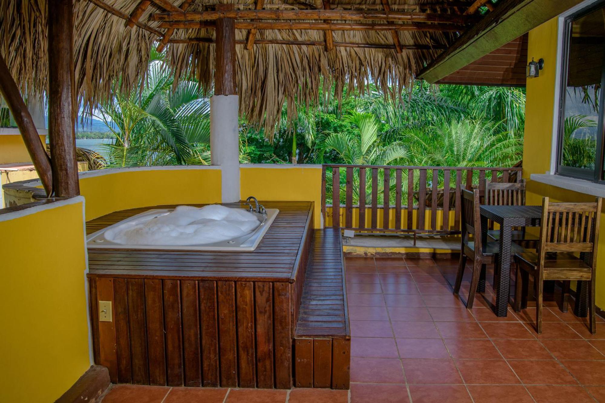 Banana Palms Hotel Rio Dulce Bagian luar foto