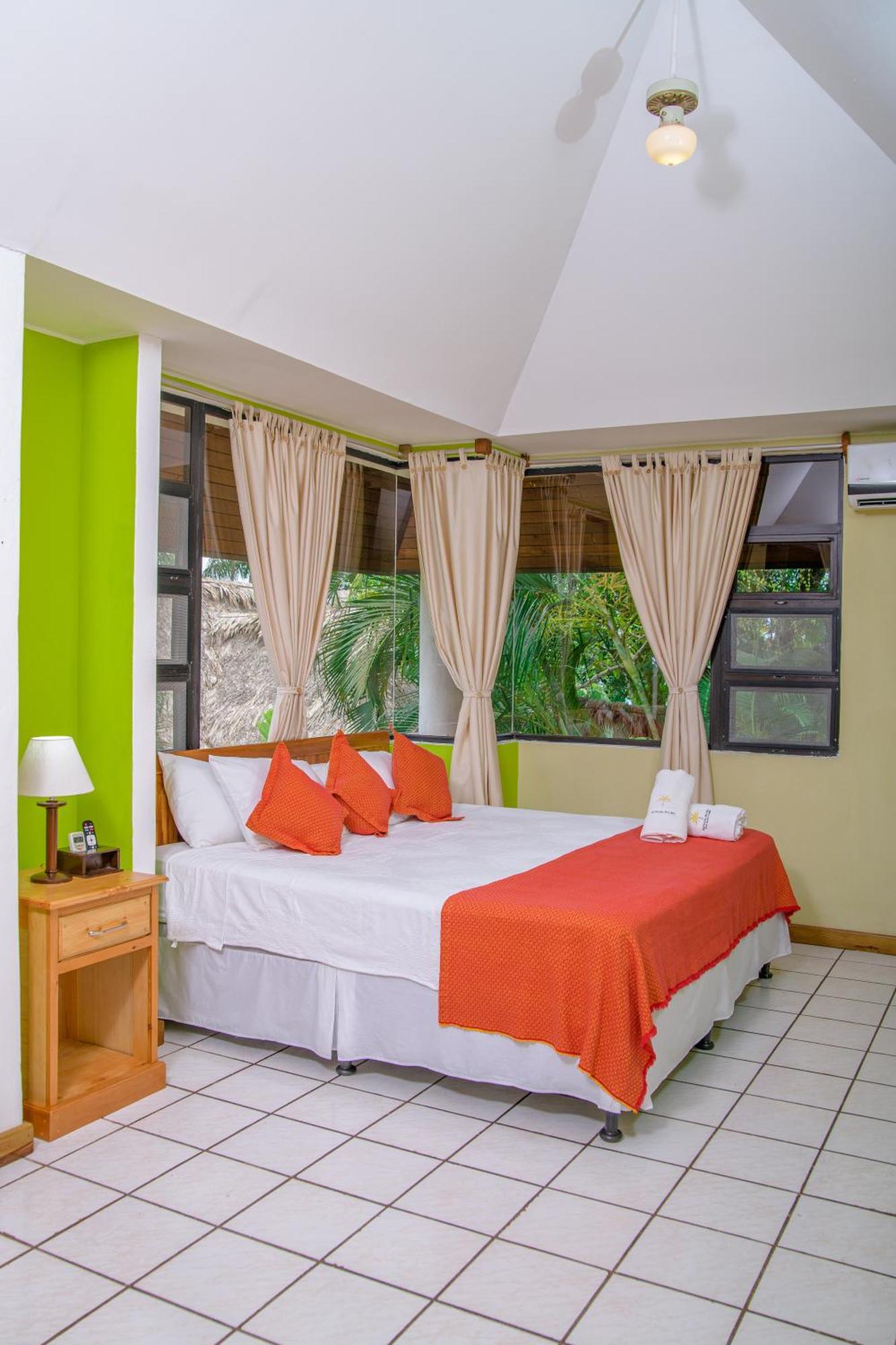 Banana Palms Hotel Rio Dulce Bagian luar foto