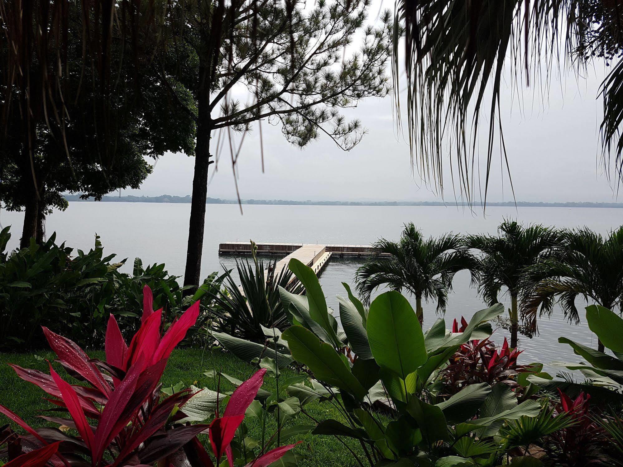 Banana Palms Hotel Rio Dulce Bagian luar foto