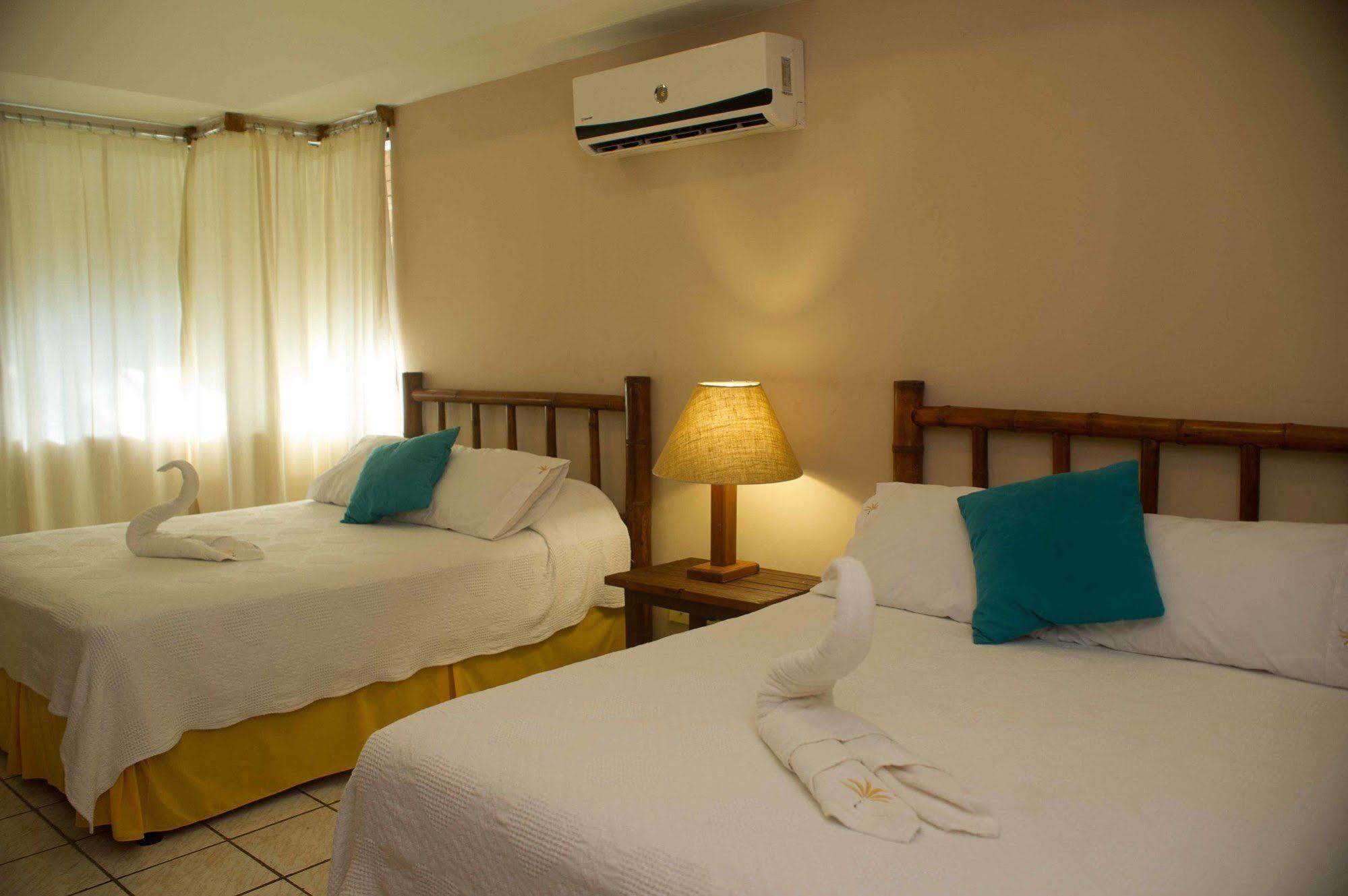 Banana Palms Hotel Rio Dulce Bagian luar foto