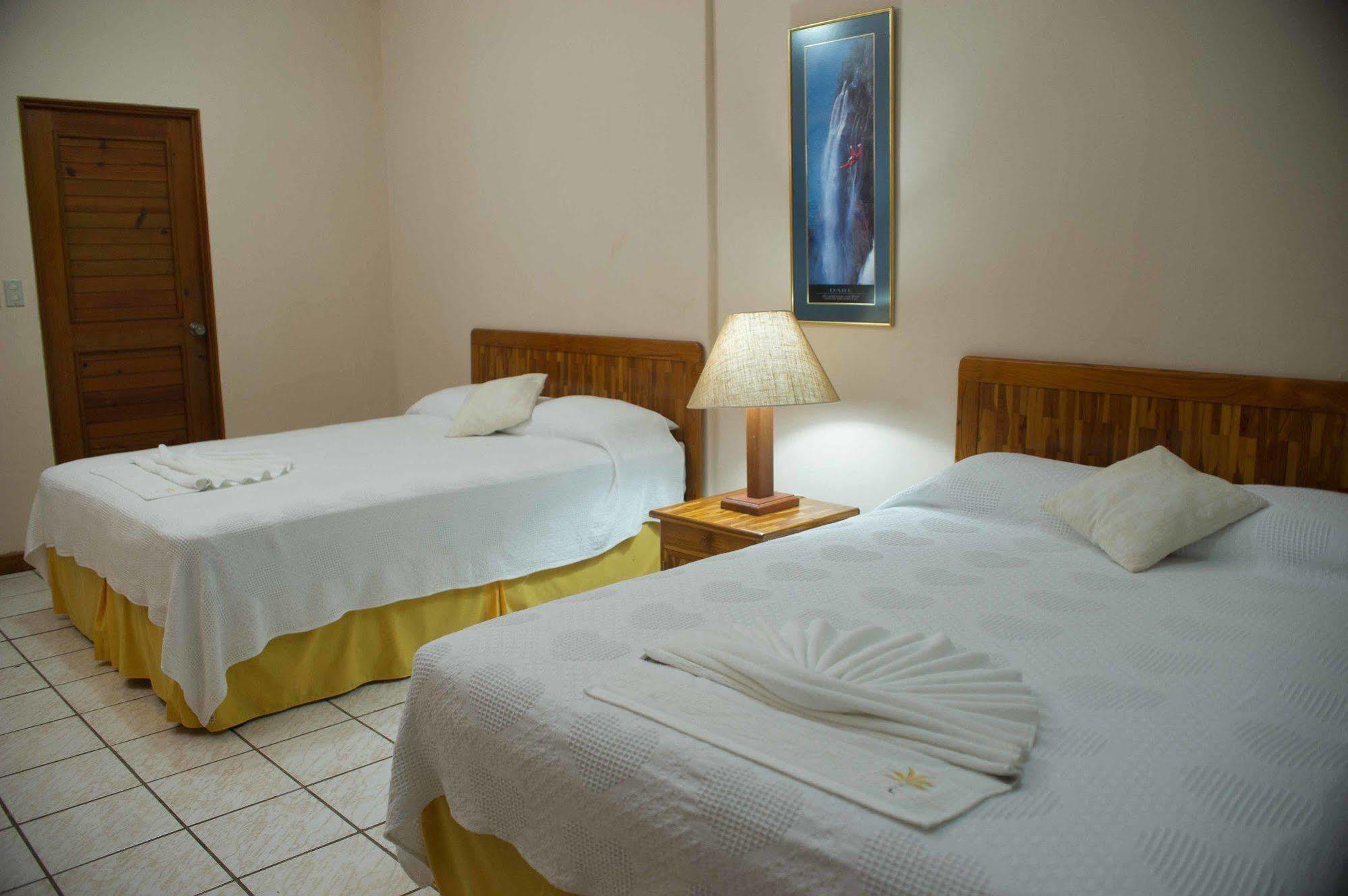 Banana Palms Hotel Rio Dulce Bagian luar foto